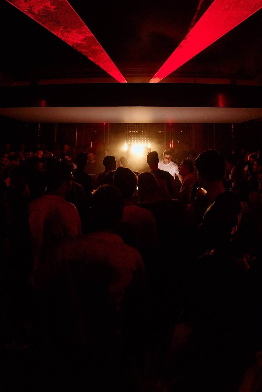 Lasers rouges au plafond, douche ambre sur la cabine