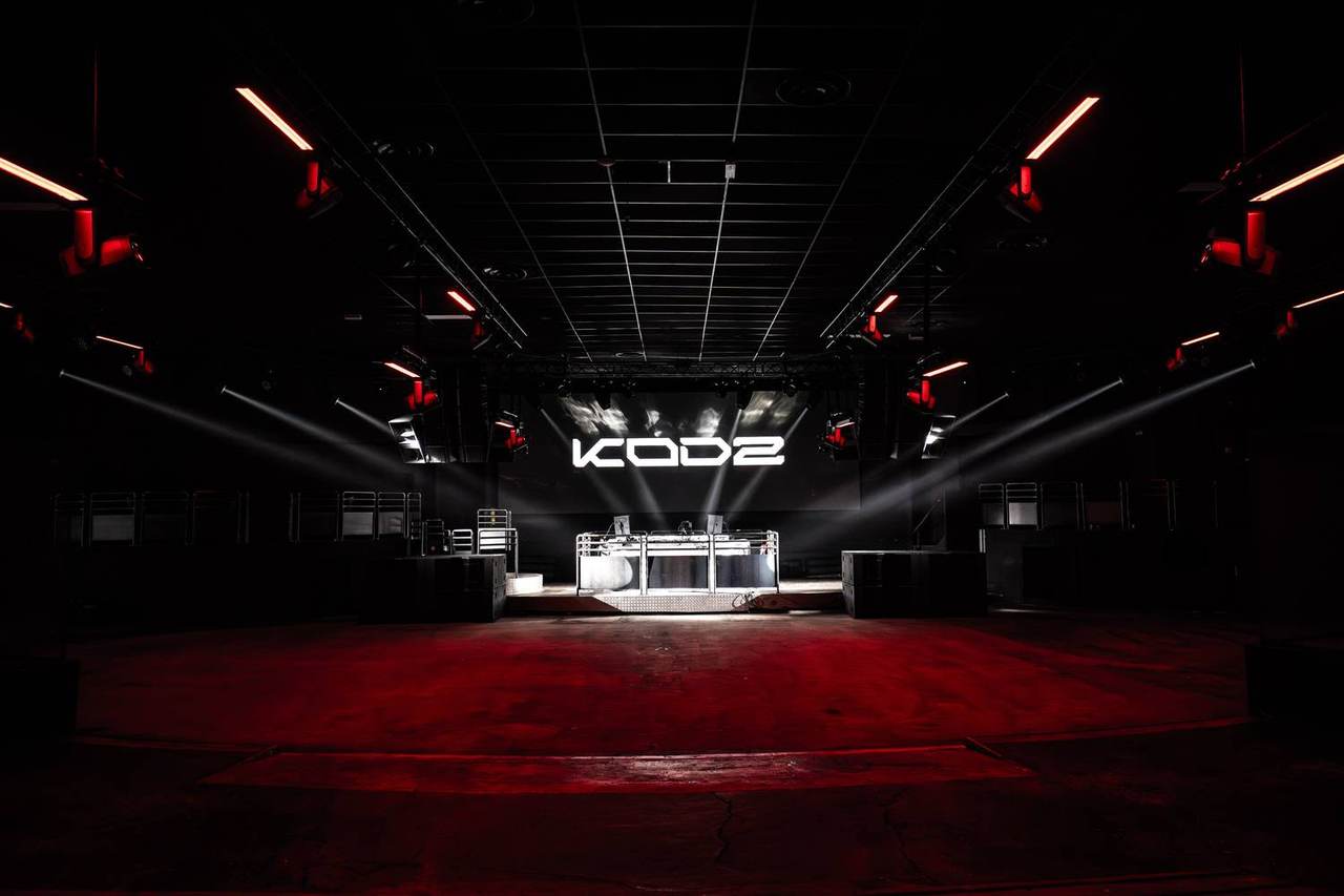 Cabine DJ sous le logo Kodz, contres rouges