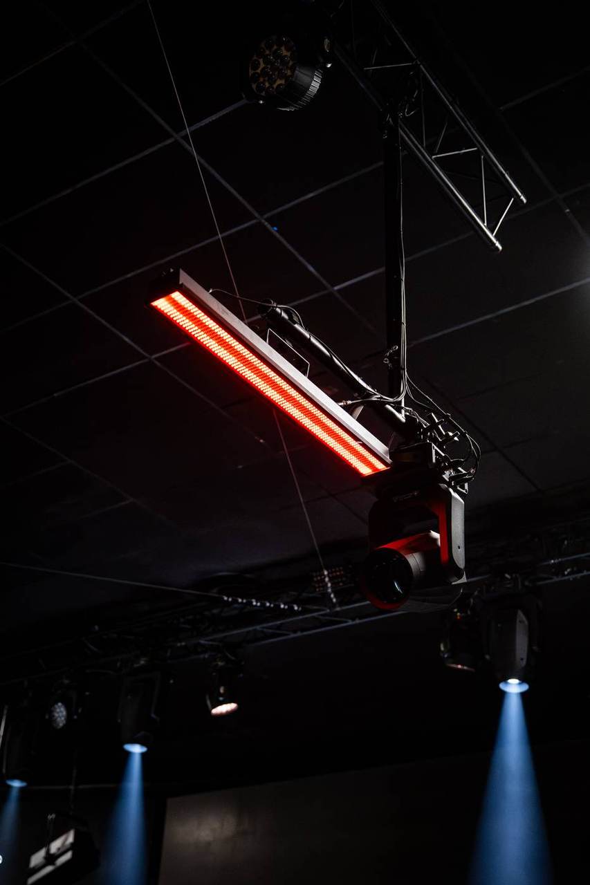Barre LED rouge et lyre en gros plan